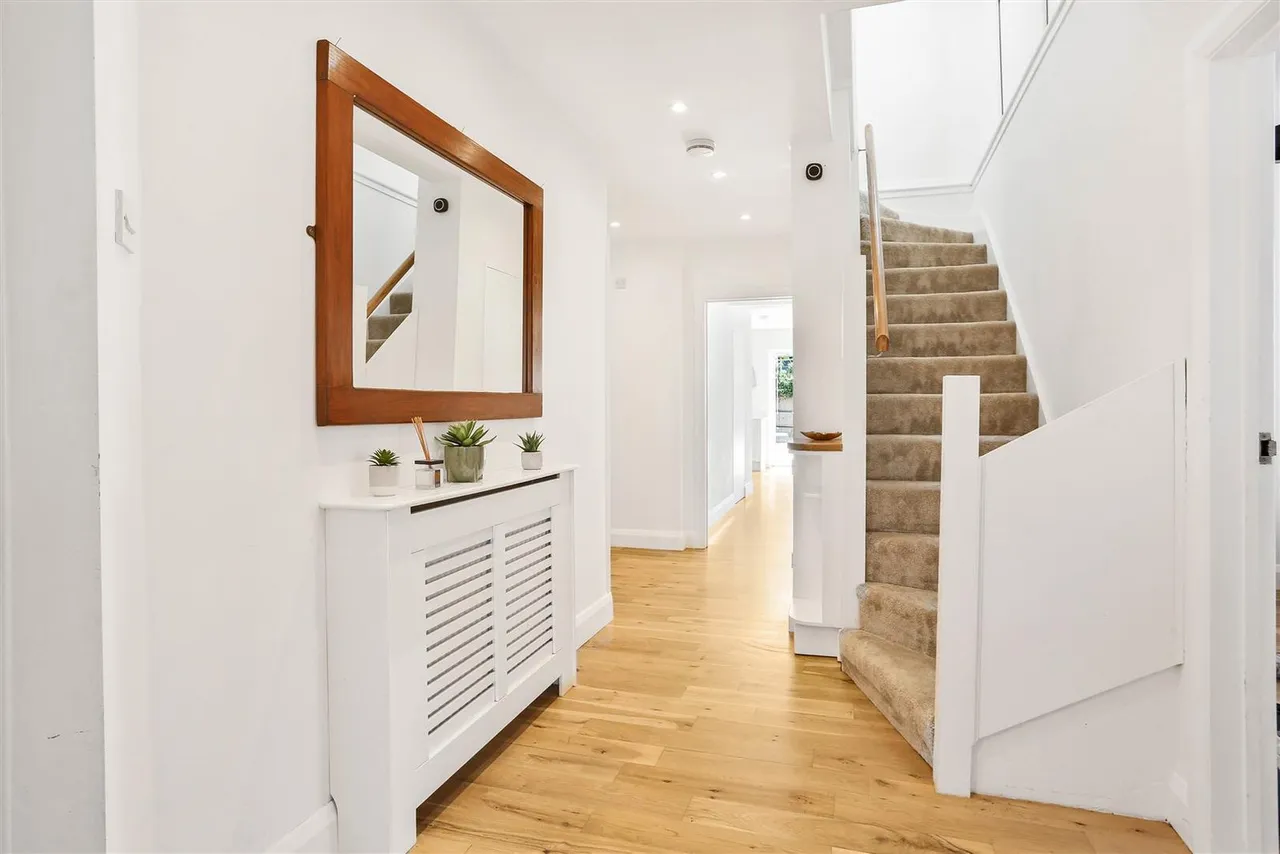 Claremount Gardens, Epsom, KT18 5XF, photo 5