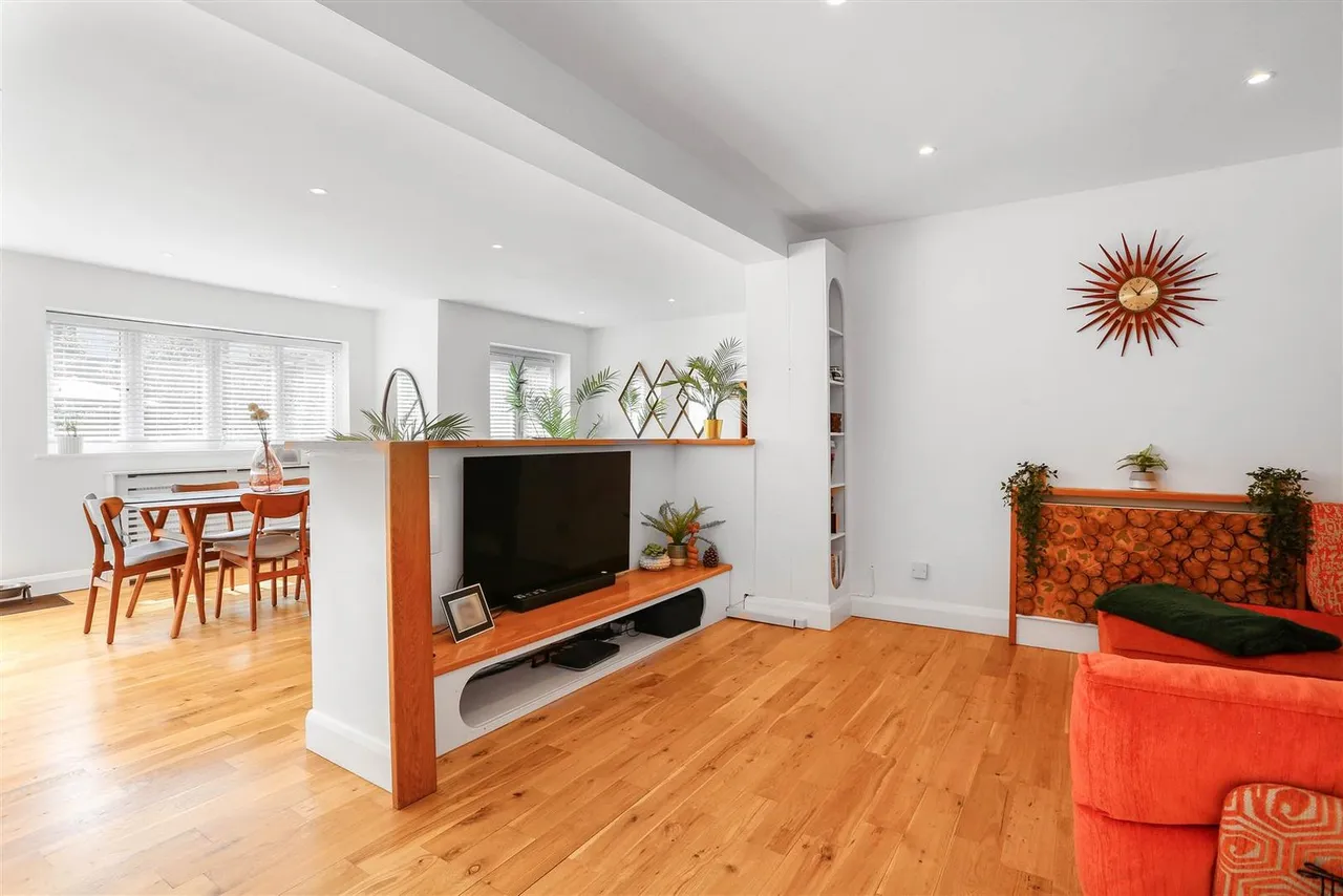 Claremount Gardens, Epsom, KT18 5XF, photo 8