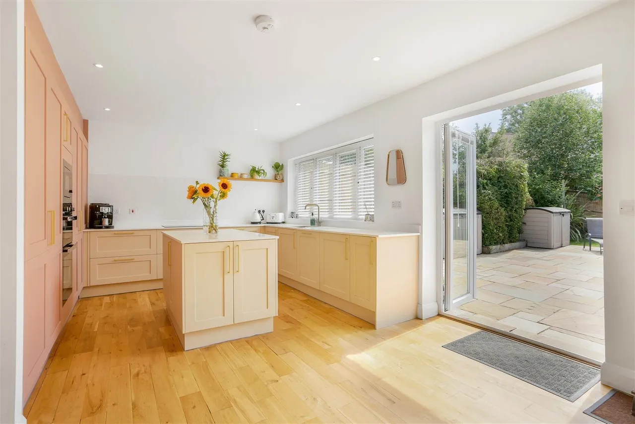 Claremount Gardens, Epsom, KT18 5XF, photo 3