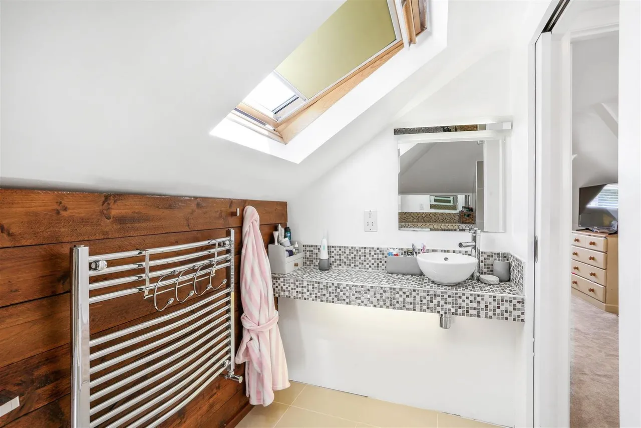 Claremount Gardens, Epsom, KT18 5XF, photo 11