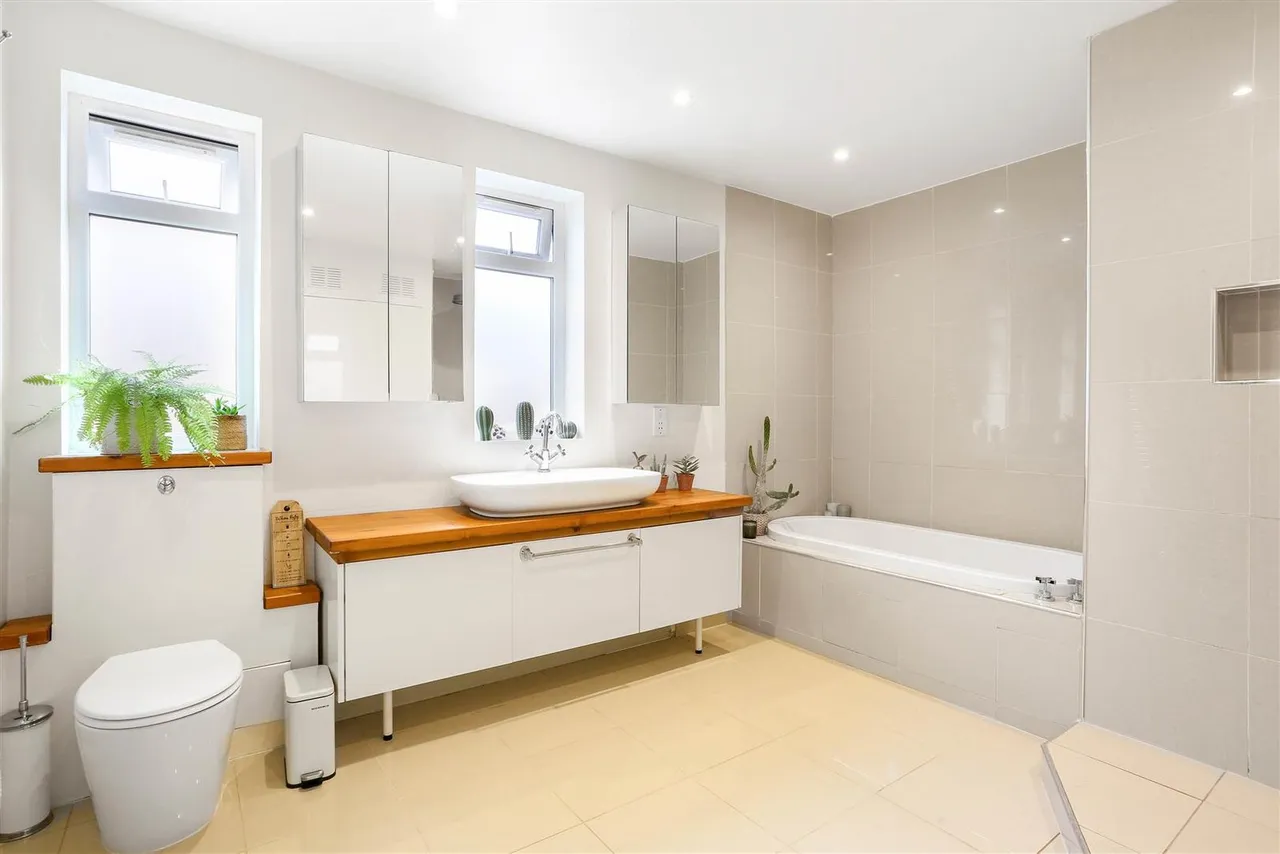Claremount Gardens, Epsom, KT18 5XF, photo 12