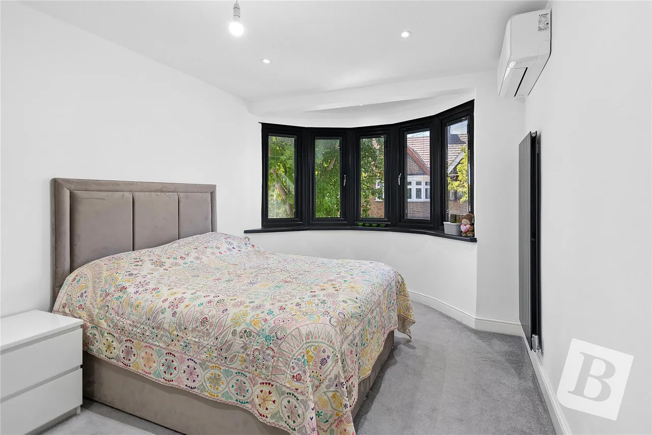 Park Avenue, London, E6, photo 11