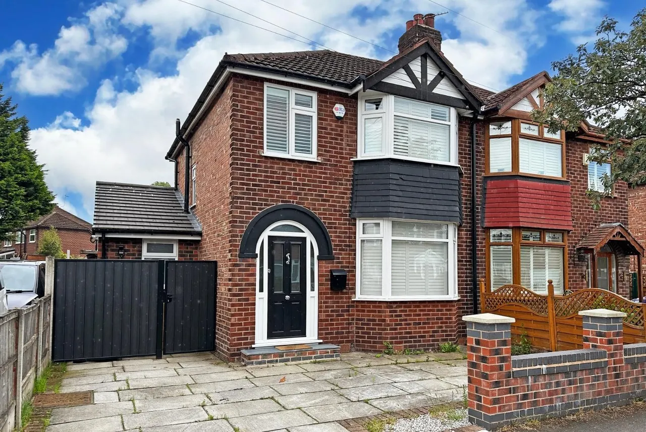 3 bed house for sale — Langham Grove, Timperley WA15 6DU
