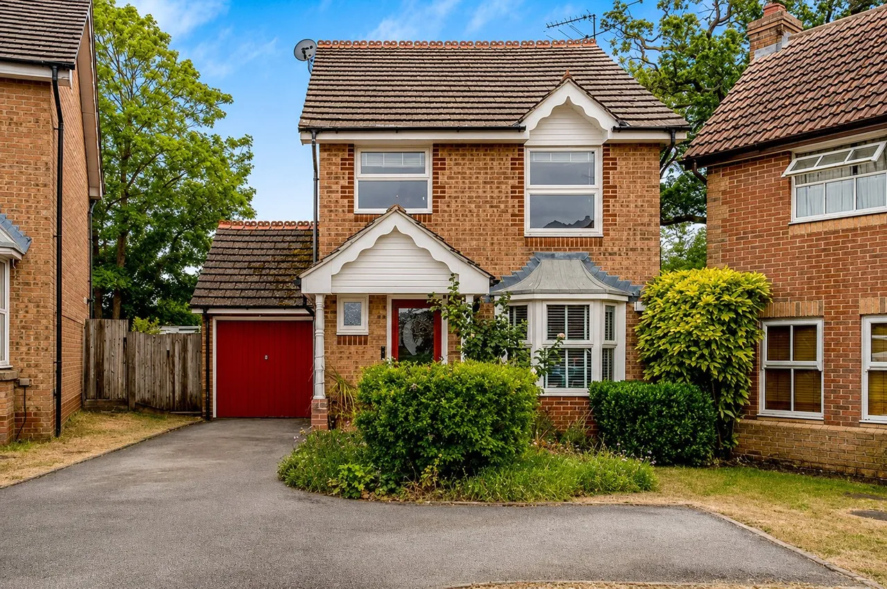 3 bed house for sale, Cater Gardens, Guildford, GU3