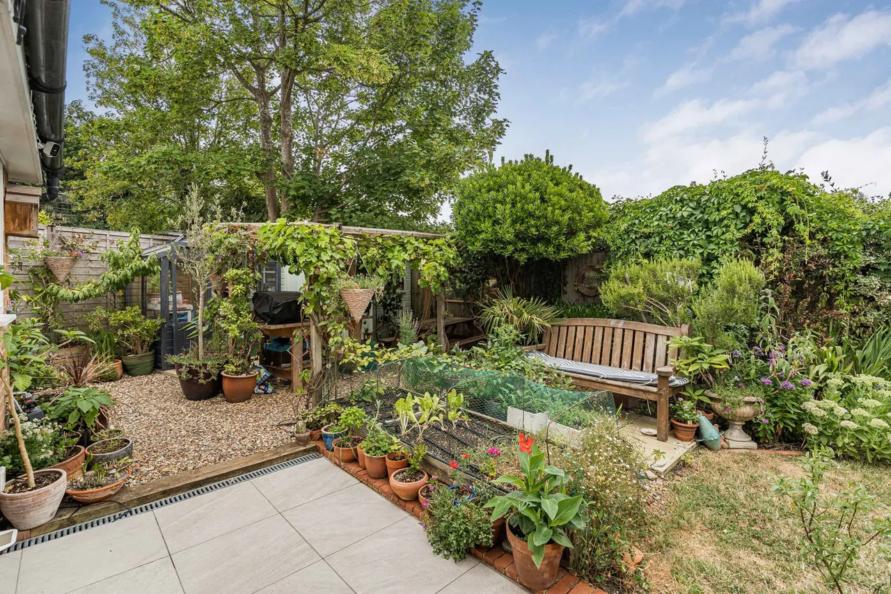 Cater Gardens, Guildford, GU3, photo 23