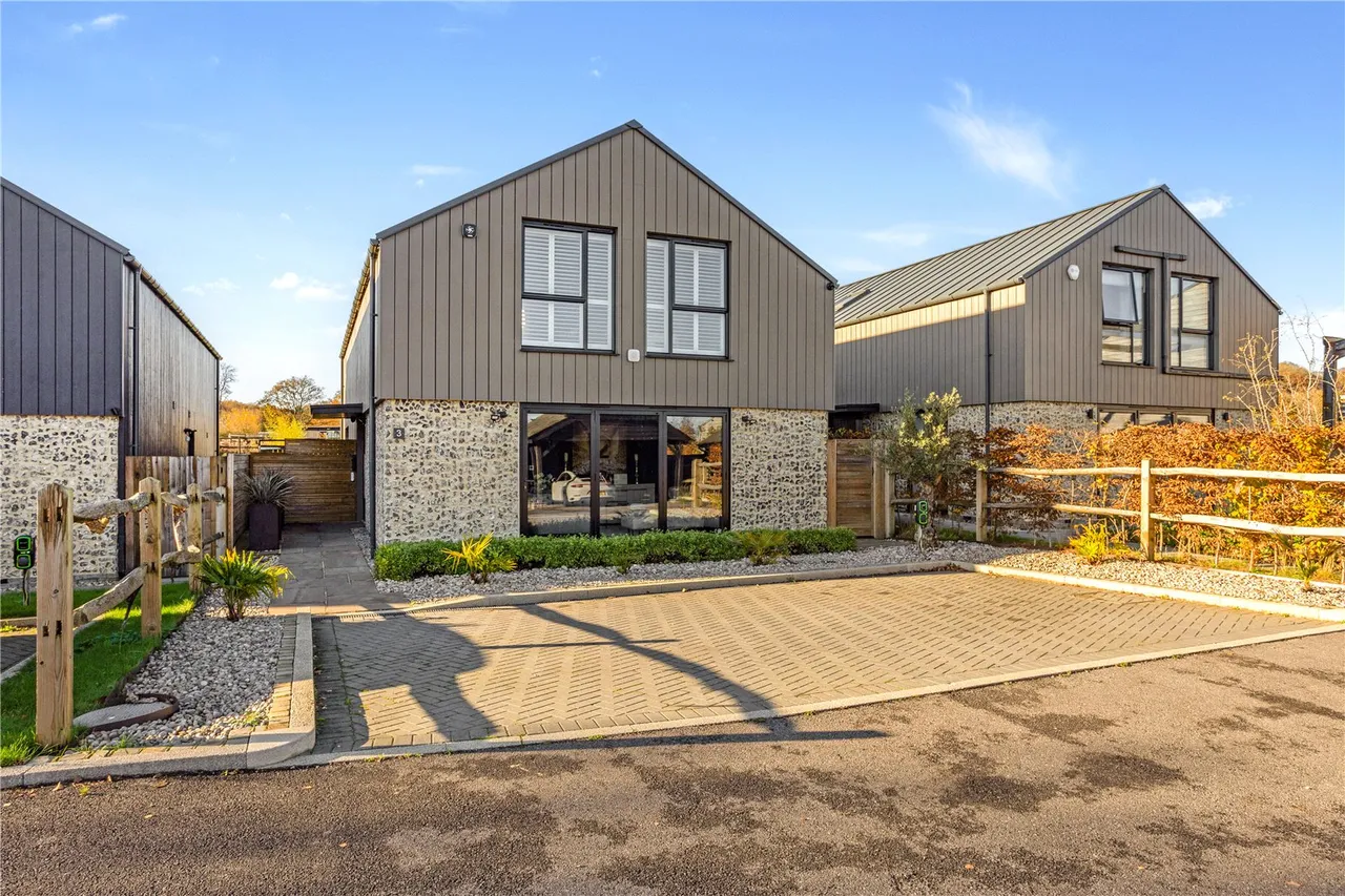 The Street, Dockenfield, Farnham, Surrey, GU10 4HR, photo 4