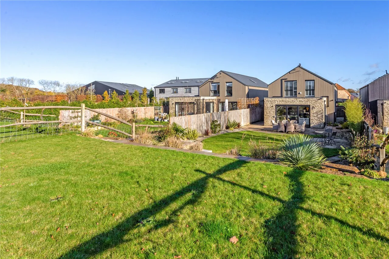 4 bed house for sale — The Street, Dockenfield, Farnham, Surrey, GU10 4HR