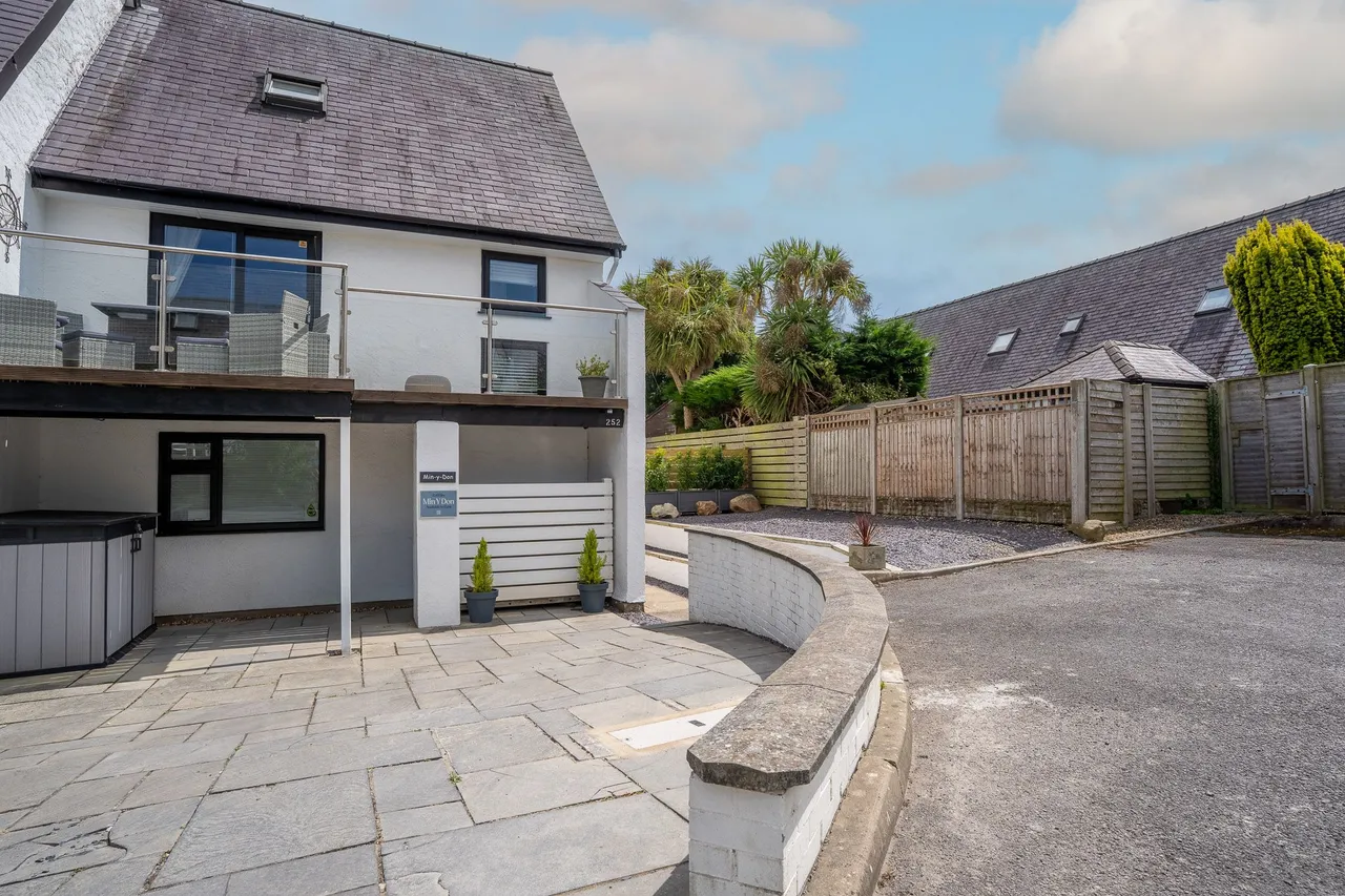 4 bed house for sale — Min Y Don 252, Cae du Village, Abersoch, Pwllheli, Gwynedd, LL53 7DZ