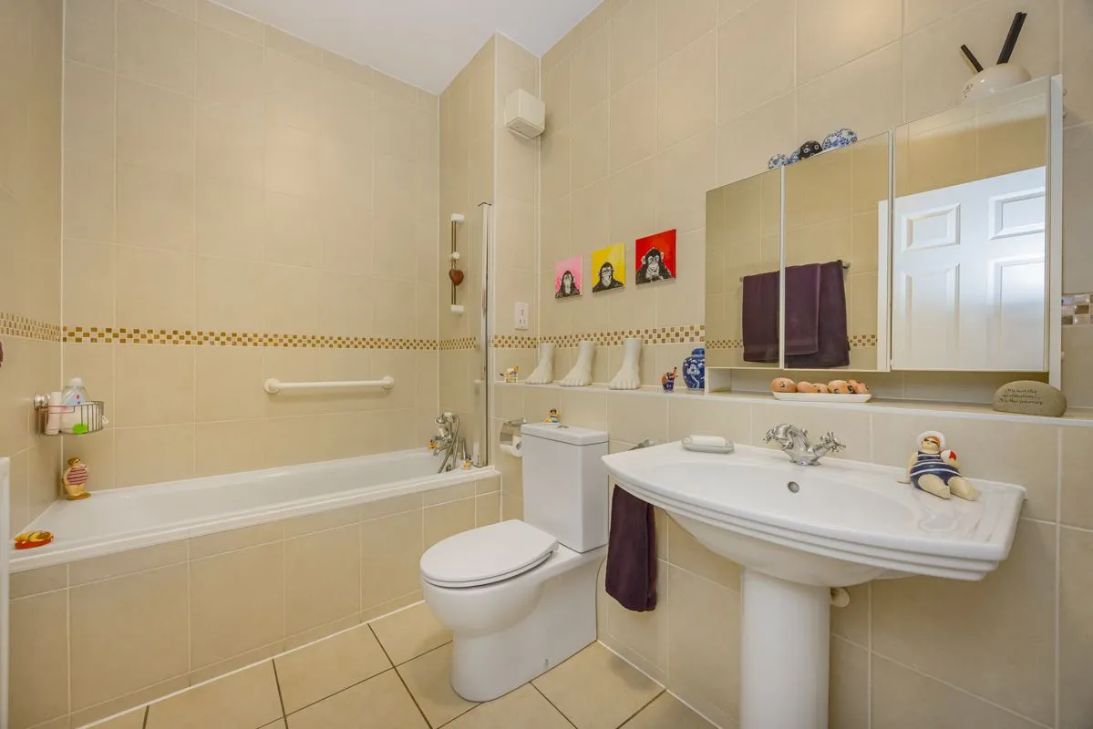 Brandesbury Square, Woodford Green, IG8, photo 17