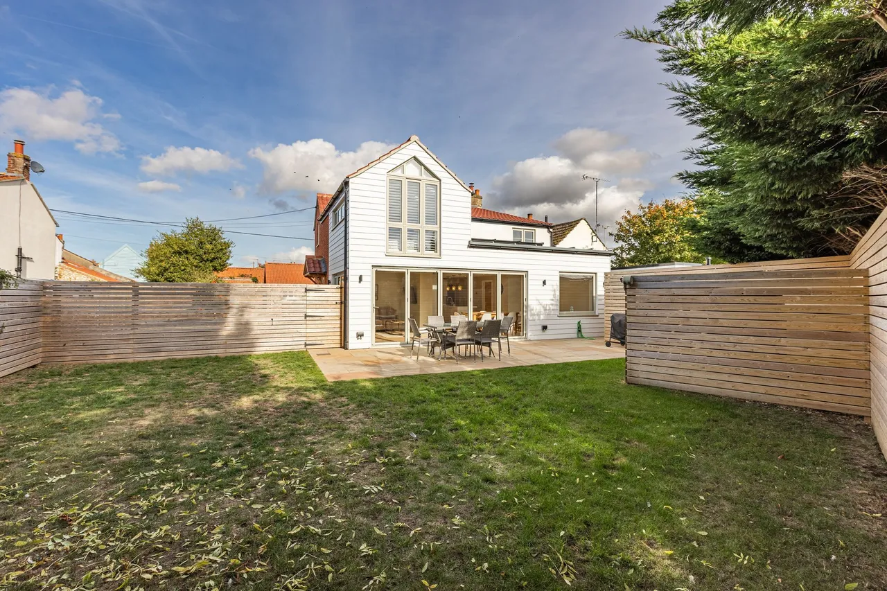 Beautiful Light Filled Four Bedroom H, photo 7