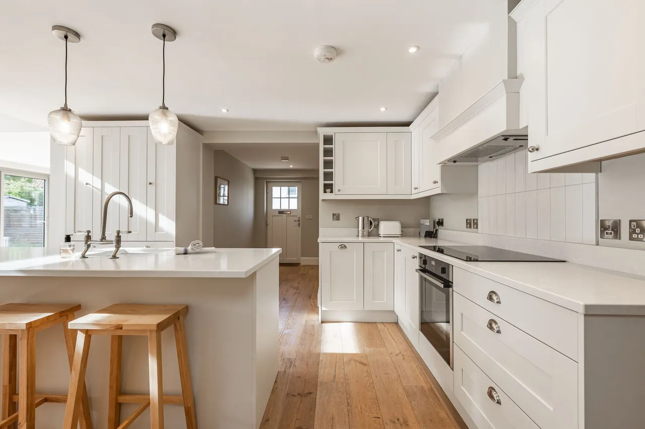 Beautiful Light Filled Four Bedroom H, photo 12