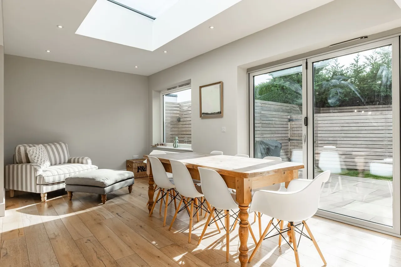 Beautiful Light Filled Four Bedroom H, photo 14