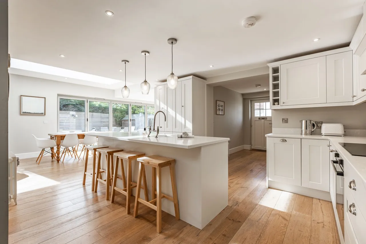 Beautiful Light Filled Four Bedroom H, photo 2