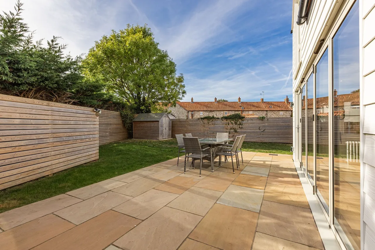 Beautiful Light Filled Four Bedroom H, photo 20