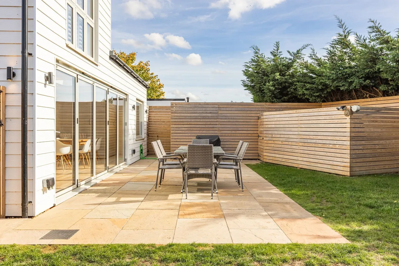 Beautiful Light Filled Four Bedroom H, photo 4