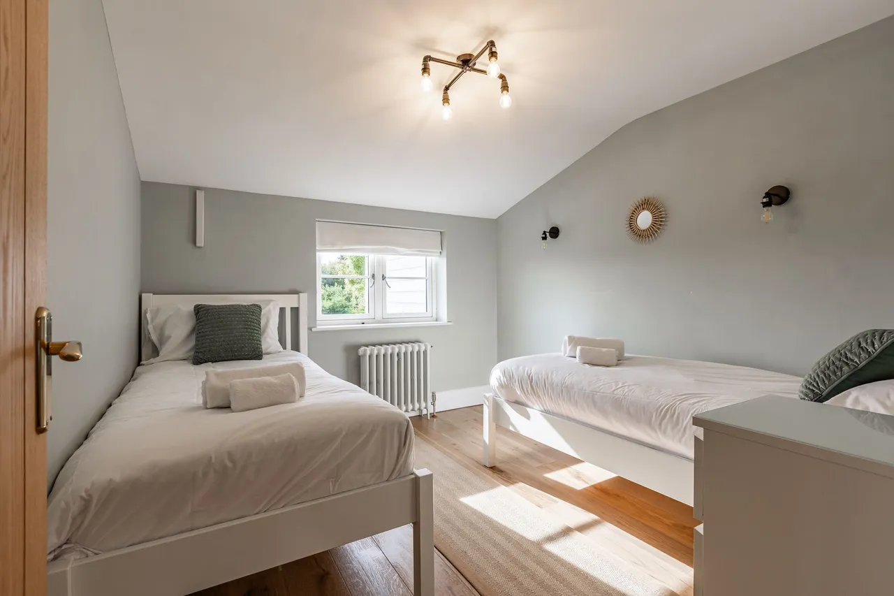 Beautiful Light Filled Four Bedroom H, photo 10