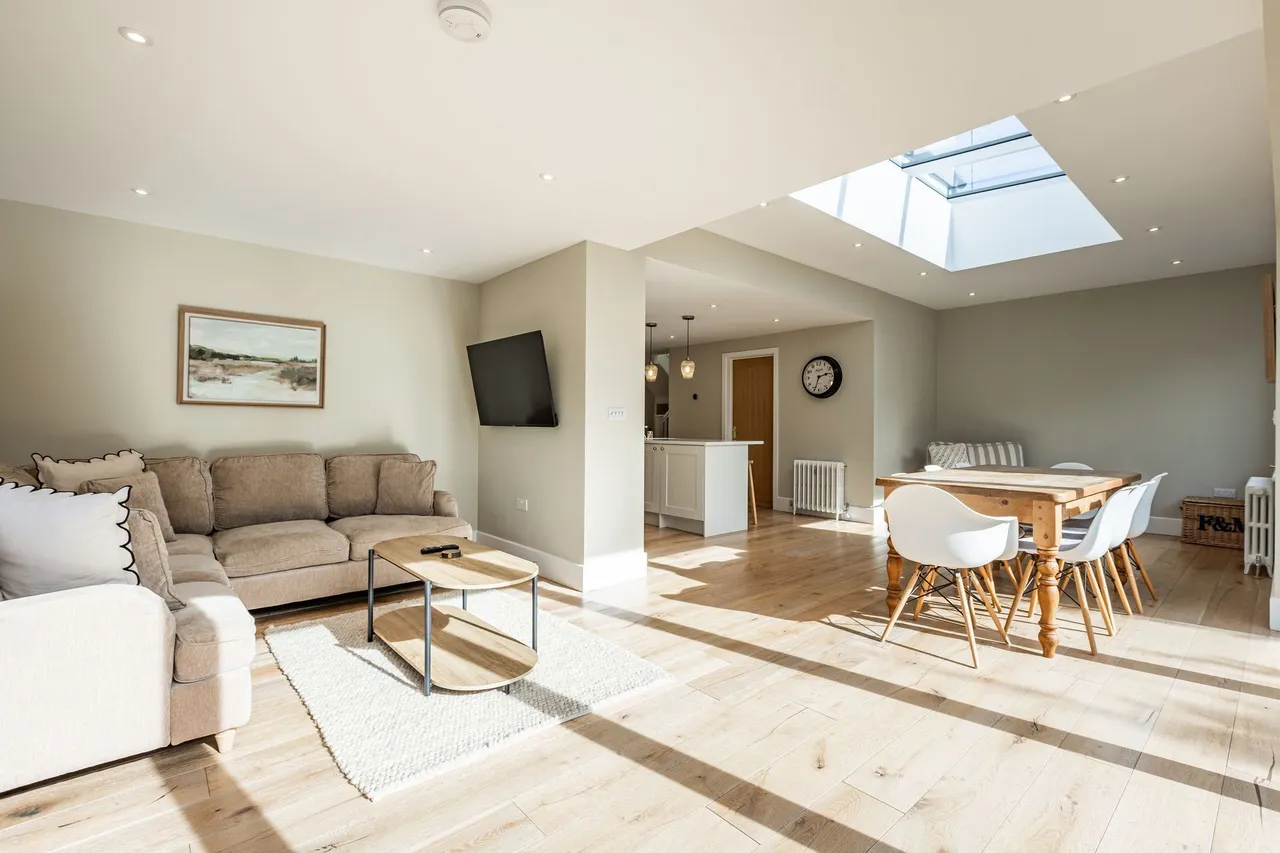 Beautiful Light Filled Four Bedroom H, photo 3