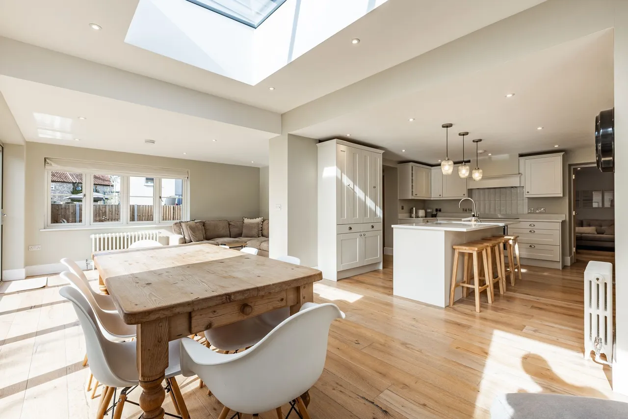 Beautiful Light Filled Four Bedroom H, photo 13