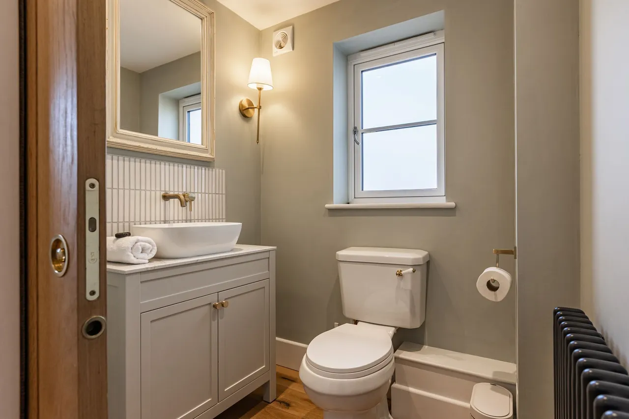Beautiful Light Filled Four Bedroom H, photo 18