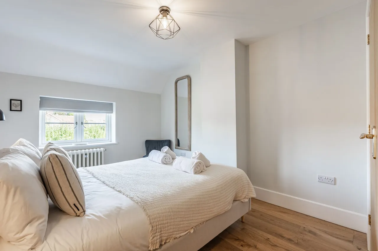 Beautiful Light Filled Four Bedroom H, photo 9