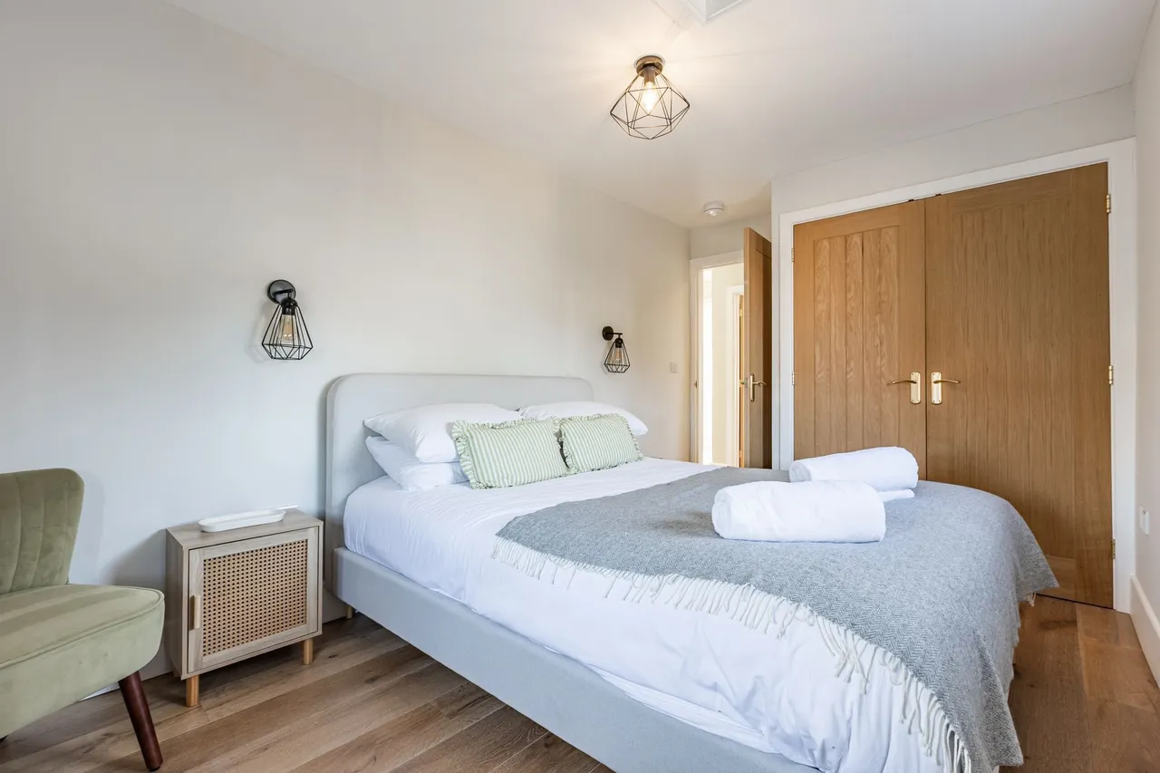 Beautiful Light Filled Four Bedroom H, photo 16
