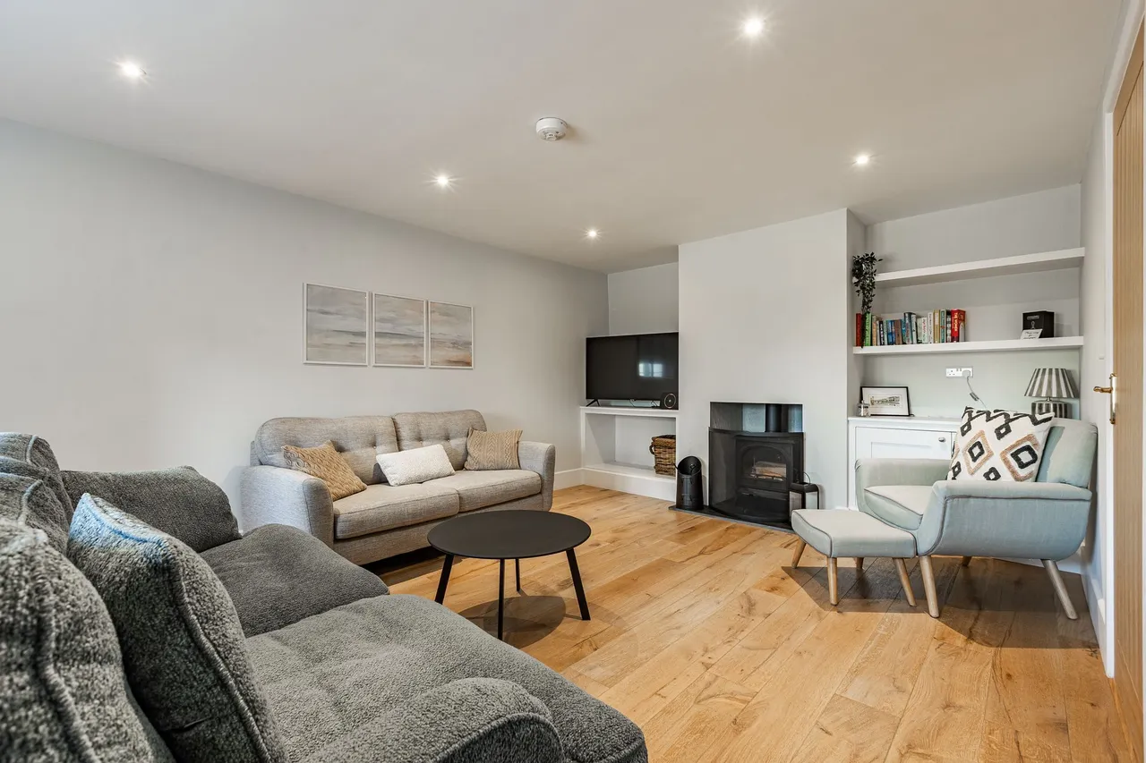 Beautiful Light Filled Four Bedroom H, photo 6