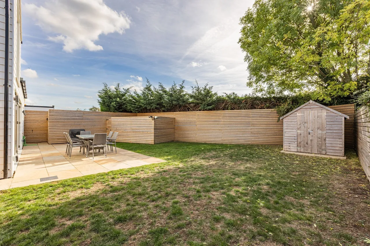 Beautiful Light Filled Four Bedroom H, photo 19