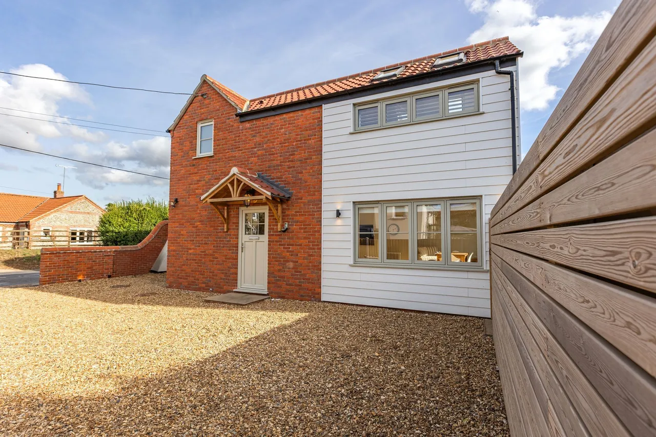 Beautiful Light Filled Four Bedroom H, photo 5