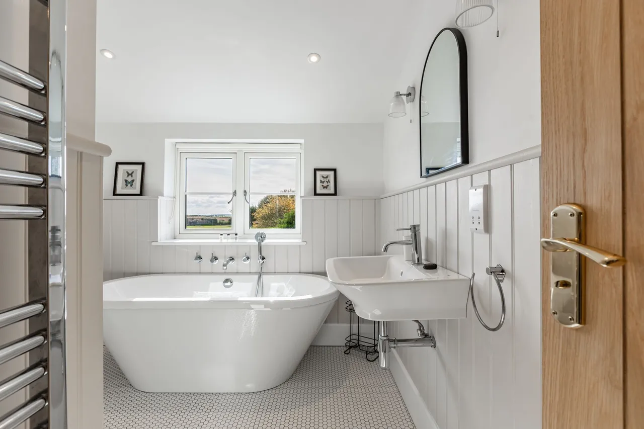 Beautiful Light Filled Four Bedroom H, photo 8