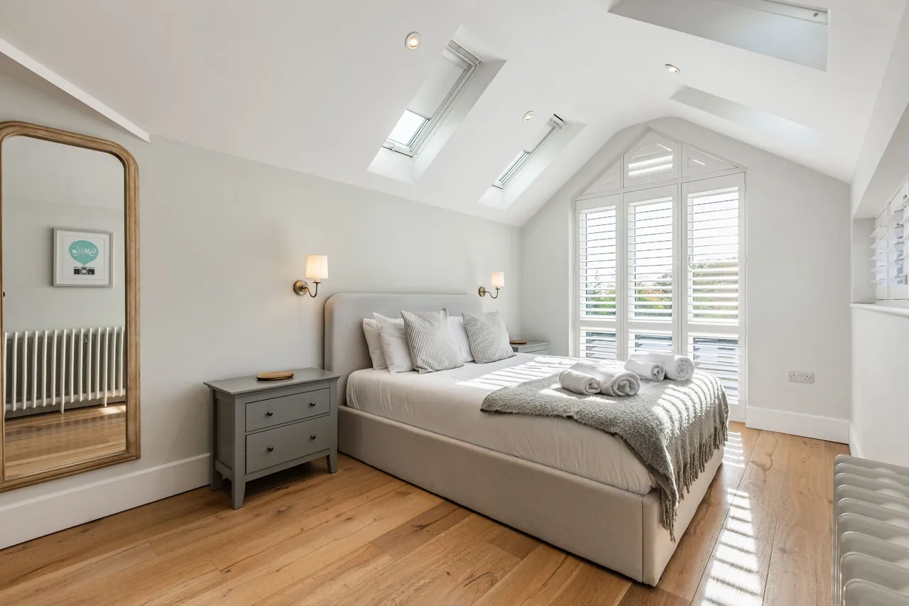 Beautiful Light Filled Four Bedroom H, photo 17