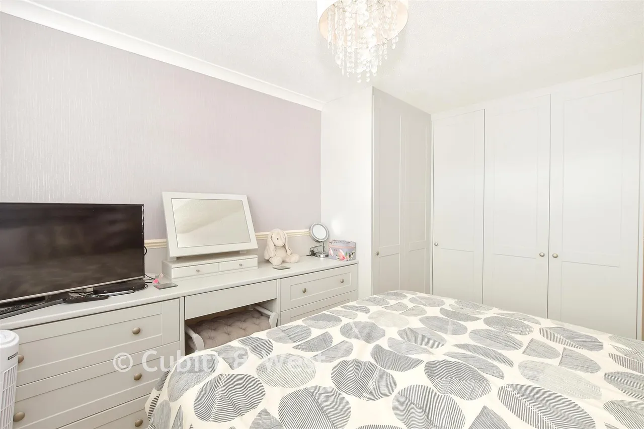 Woburn Road, Gossops Green, RH11, photo 9