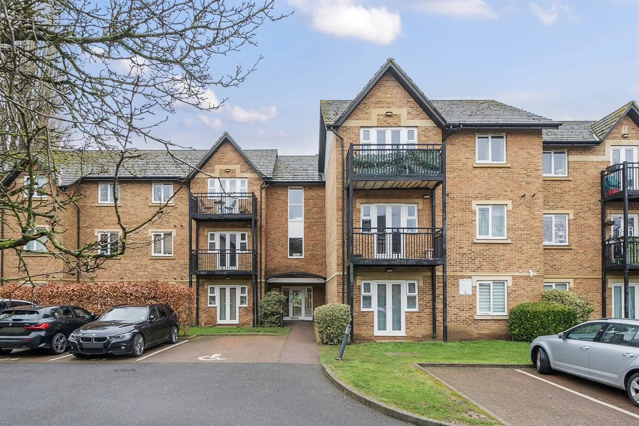 2 bed flat for sale — High Street, Berkhamsted