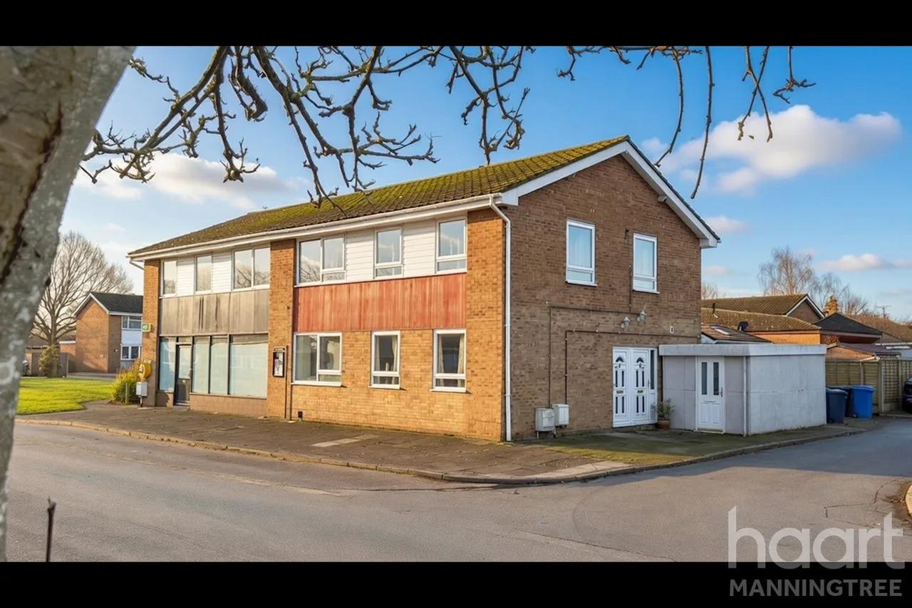 3 bed flat for sale, Broom Knoll, East End, CO7