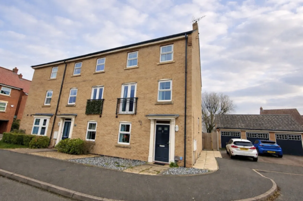 4 bed house for sale — Pond Close, Fernwood
