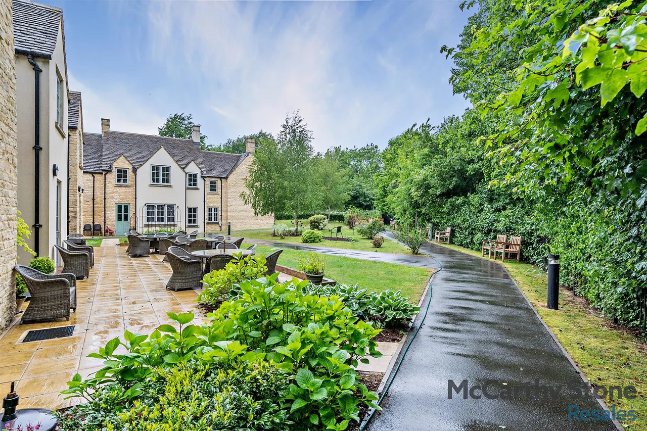 2 bed flat for sale, Fosseway, Stow on the Wold, GL54