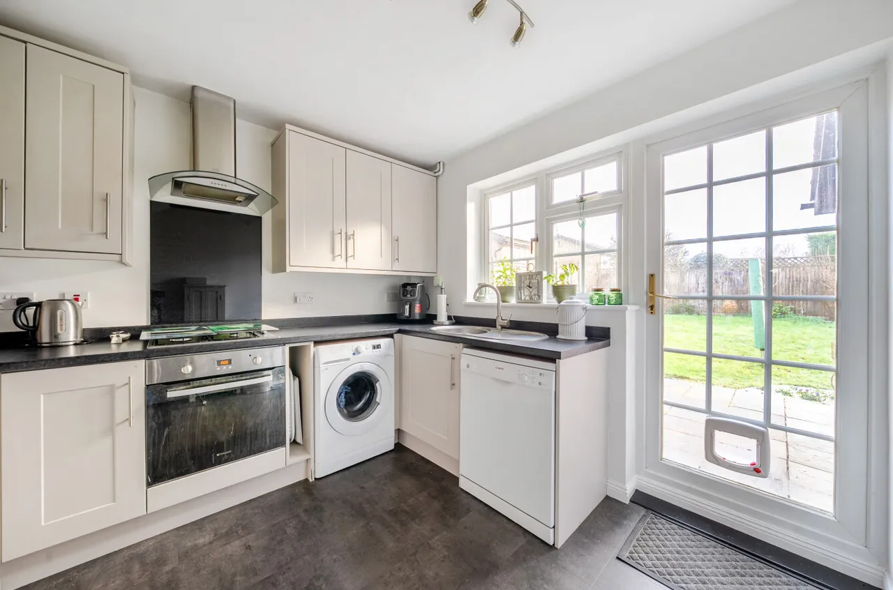 Glorney Mead, Badshot Lea, Farnham, Surrey, GU9 9NL, photo 12