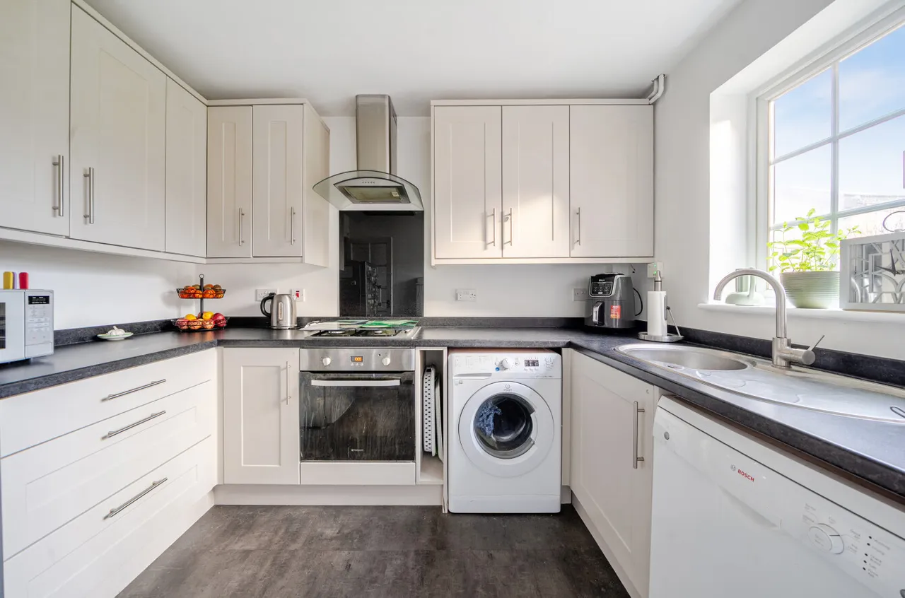 Glorney Mead, Badshot Lea, Farnham, Surrey, GU9 9NL, photo 3