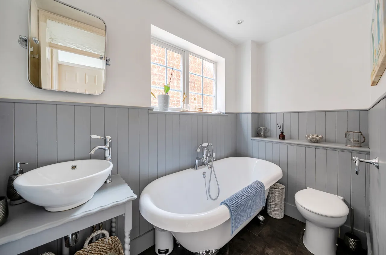 Glorney Mead, Badshot Lea, Farnham, Surrey, GU9 9NL, photo 5