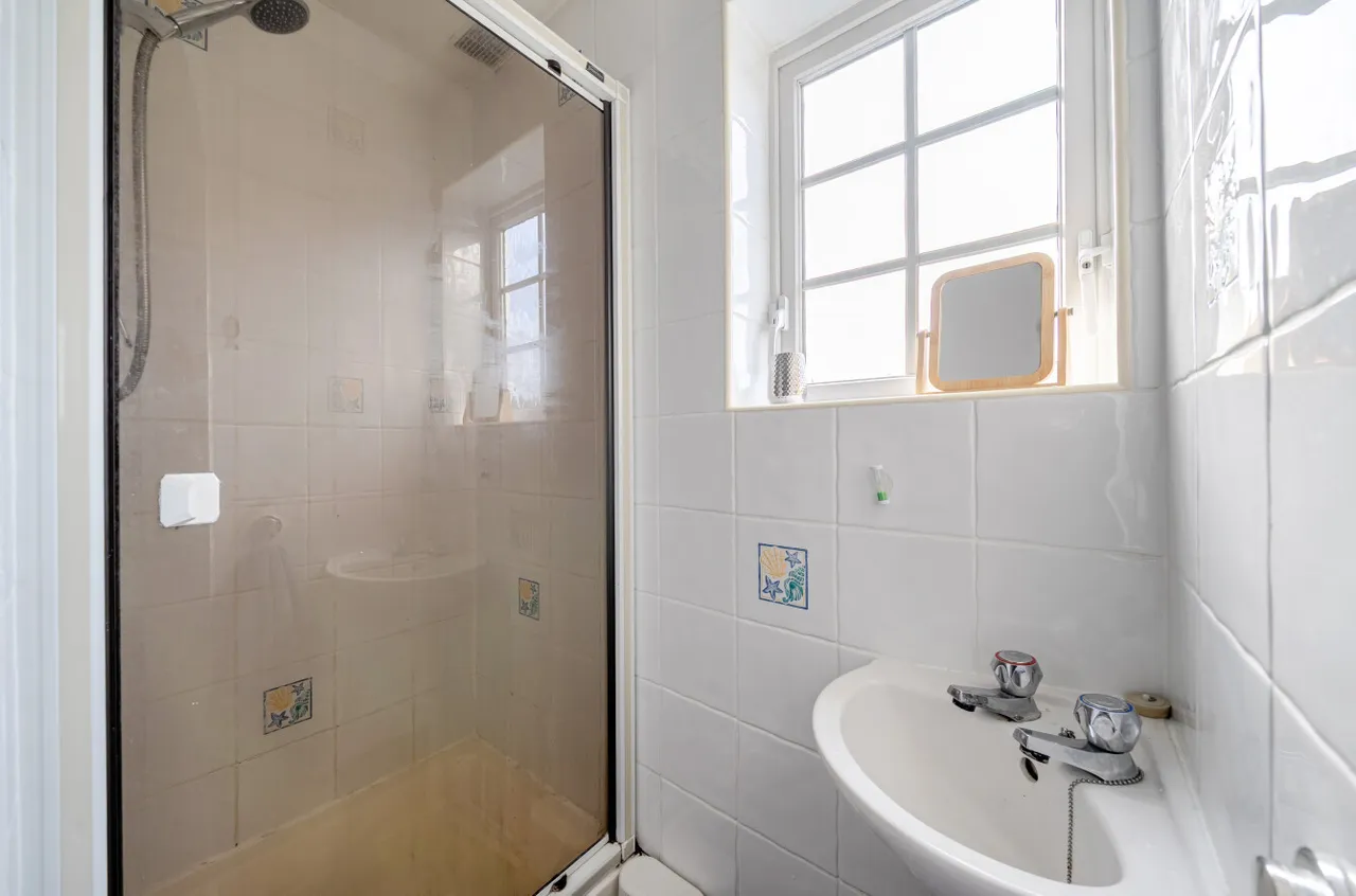 Glorney Mead, Badshot Lea, Farnham, Surrey, GU9 9NL, photo 15