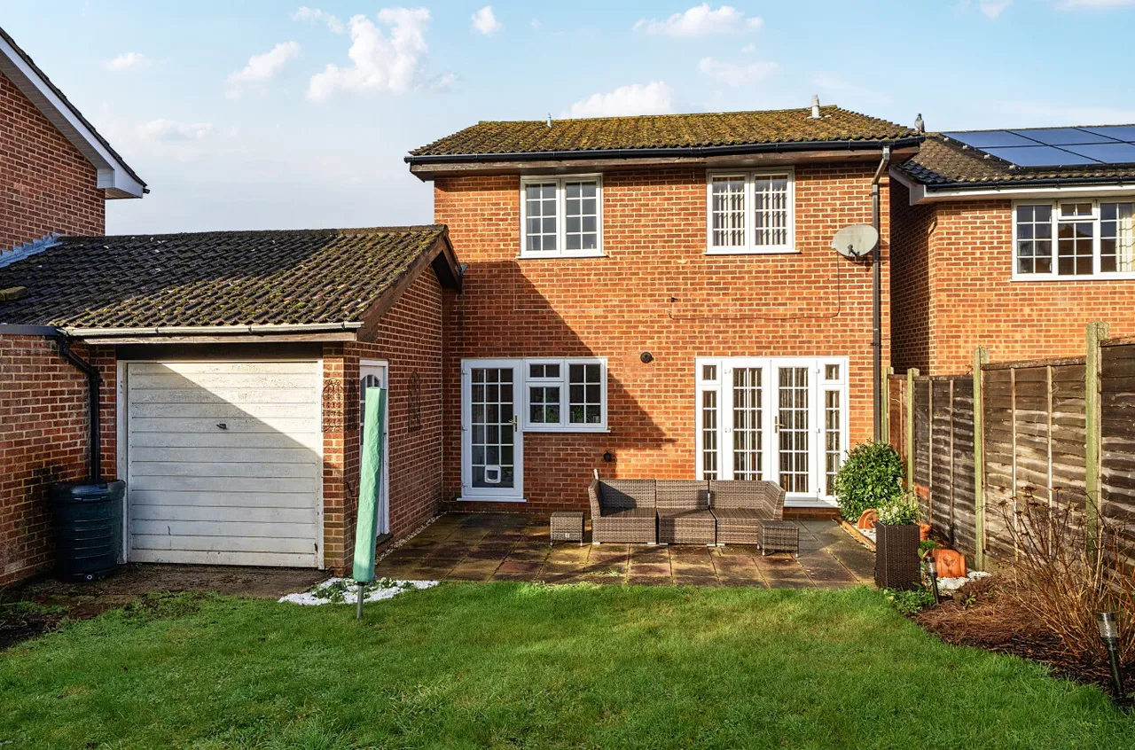 Glorney Mead, Badshot Lea, Farnham, Surrey, GU9 9NL, photo 10
