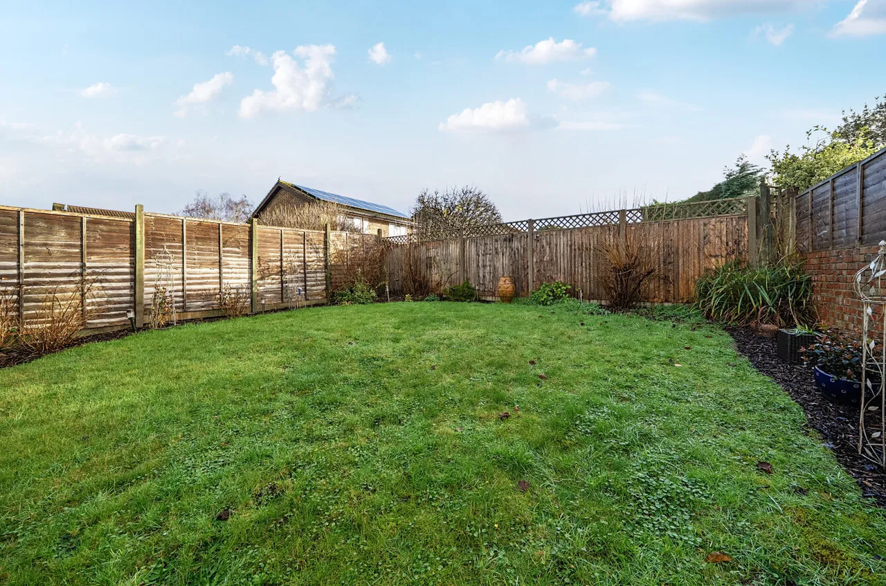 Glorney Mead, Badshot Lea, Farnham, Surrey, GU9 9NL, photo 11