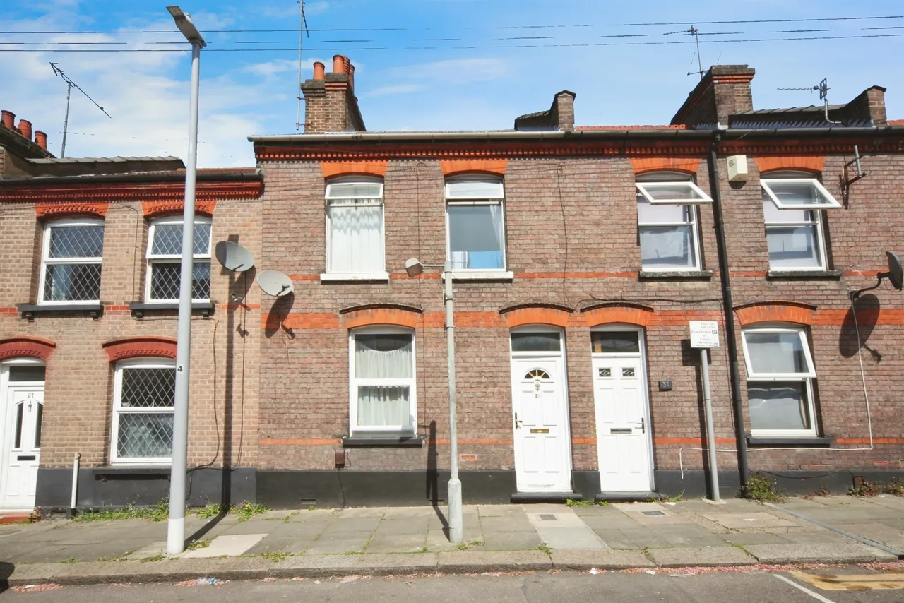 3 bed house for sale — Baker Street, Luton