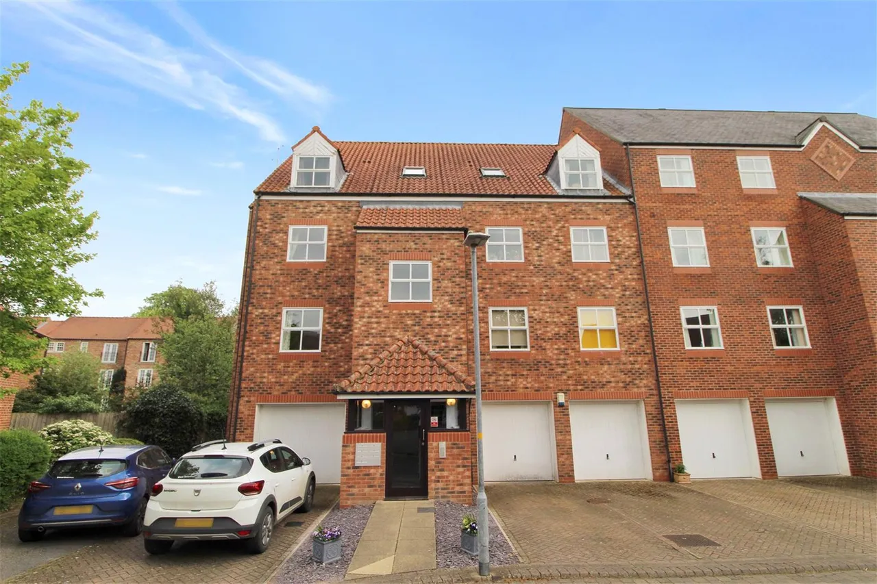 2 bed flat to rent — Nursery Gardens, Thirsk, North Yorkshire, YO7 1FT