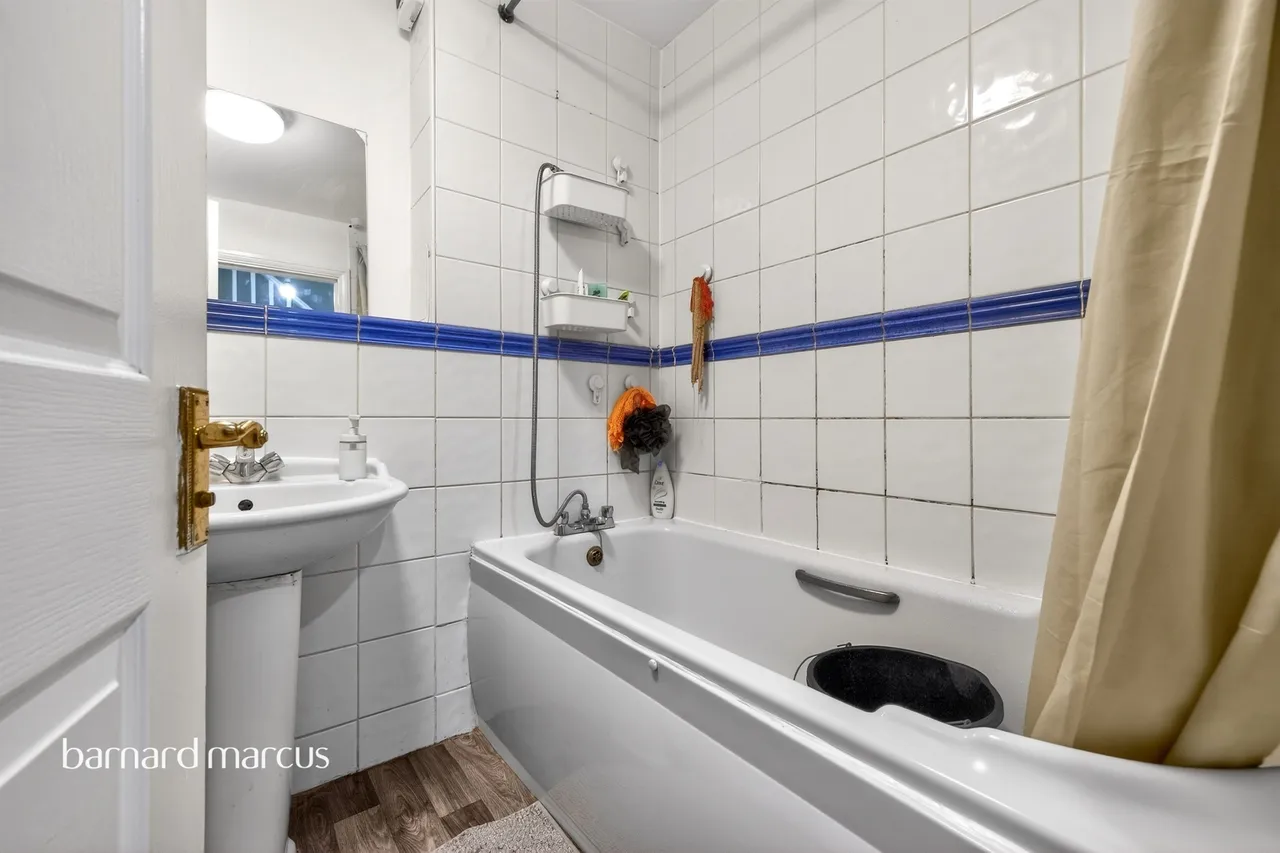 Silver Birch Close, London, photo 6