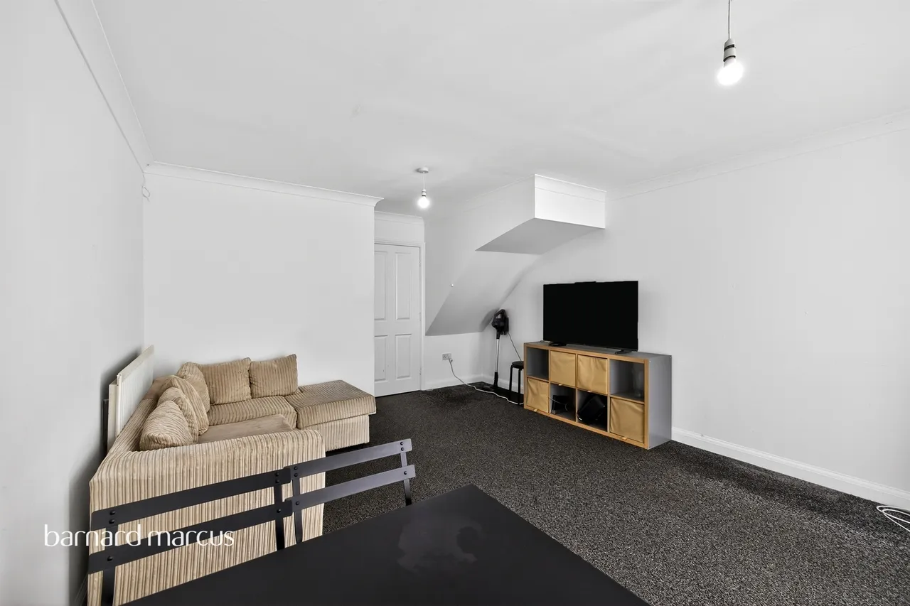 Silver Birch Close, London, photo 10