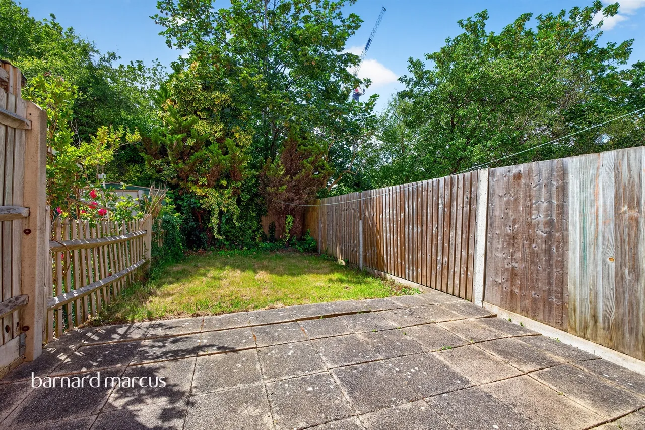 Silver Birch Close, London, photo 3