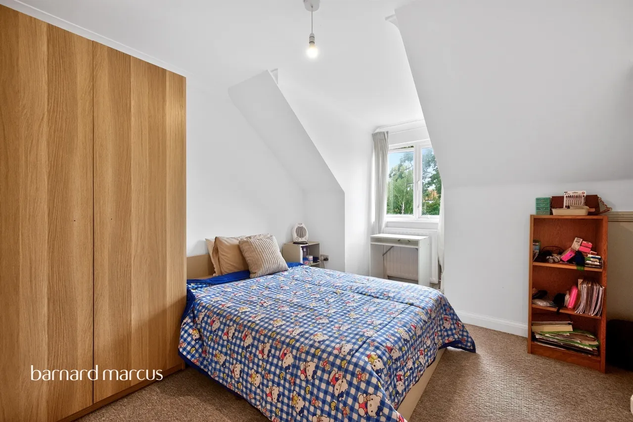 Silver Birch Close, London, photo 11