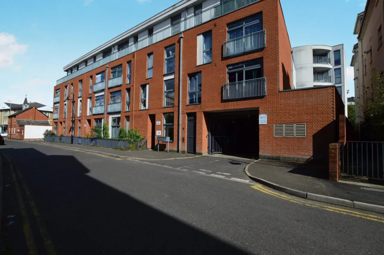 2 bed property to rent — Charles House, Guildford Street, Cher...
