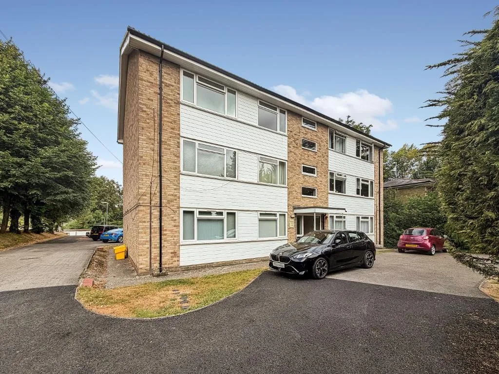 2 bed flat for sale, Tupwood Lane, Surrey