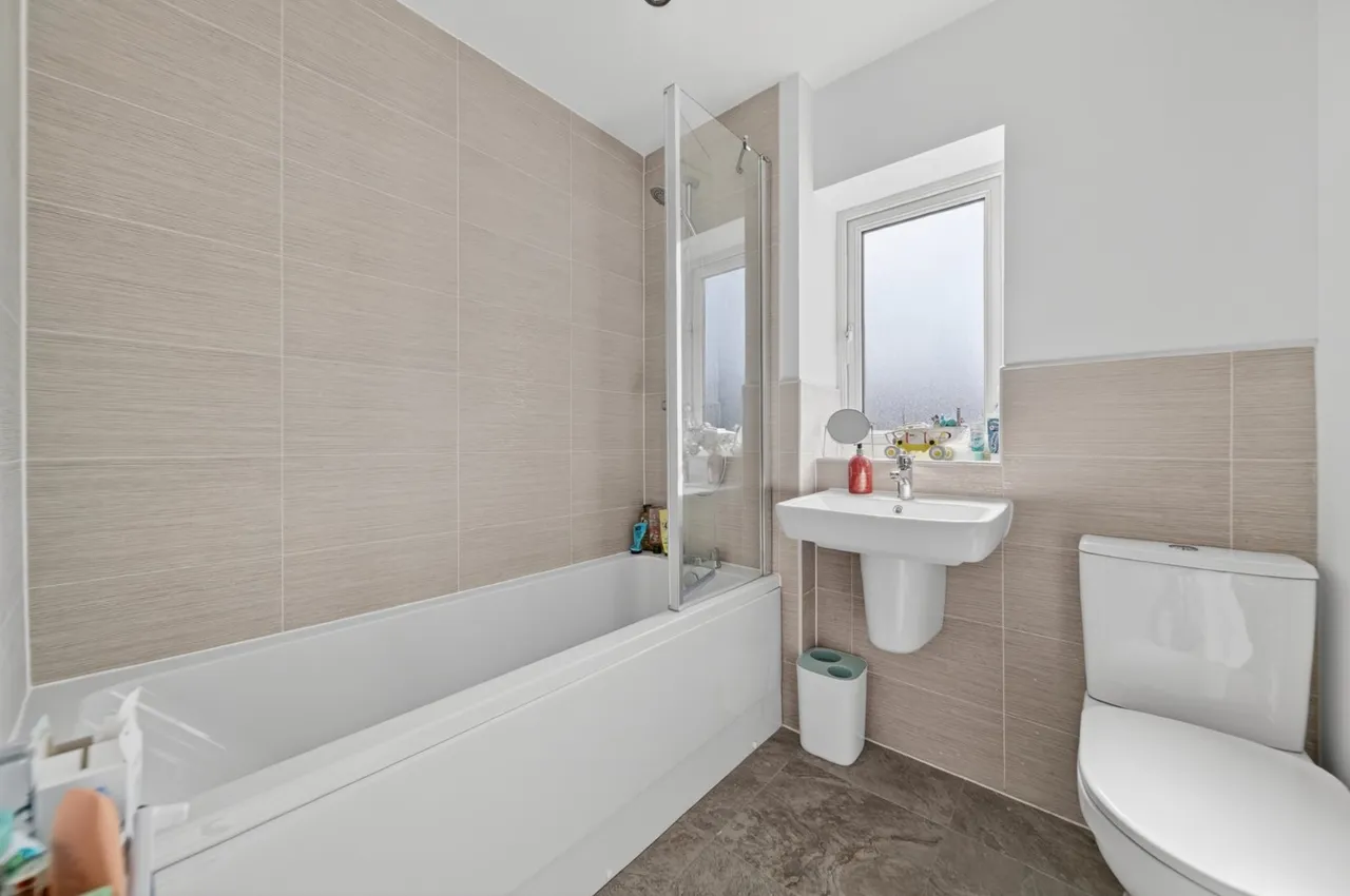 Blackthorn Lane, Leeds, LS16, photo 15